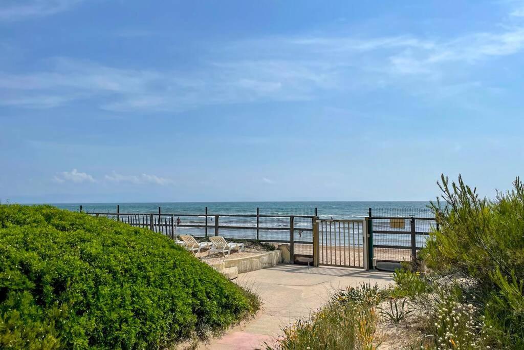 Appartement En Residence Privee, Face A La Mer Avec Acces Direct Plage Йер Экстерьер фото
