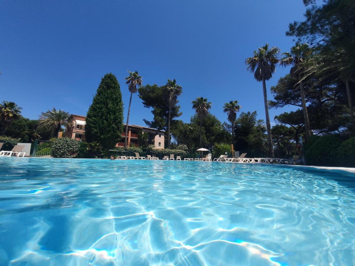 Appartement En Residence Privee, Face A La Mer Avec Acces Direct Plage Йер Экстерьер фото